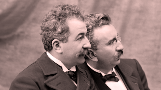 Aux frères Lumière, la France reconnaissante…
